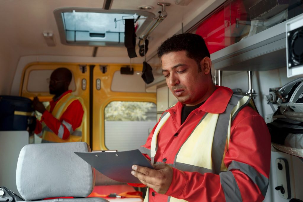 documento-llenado-paramedico-tiro-medio_23-2149478454